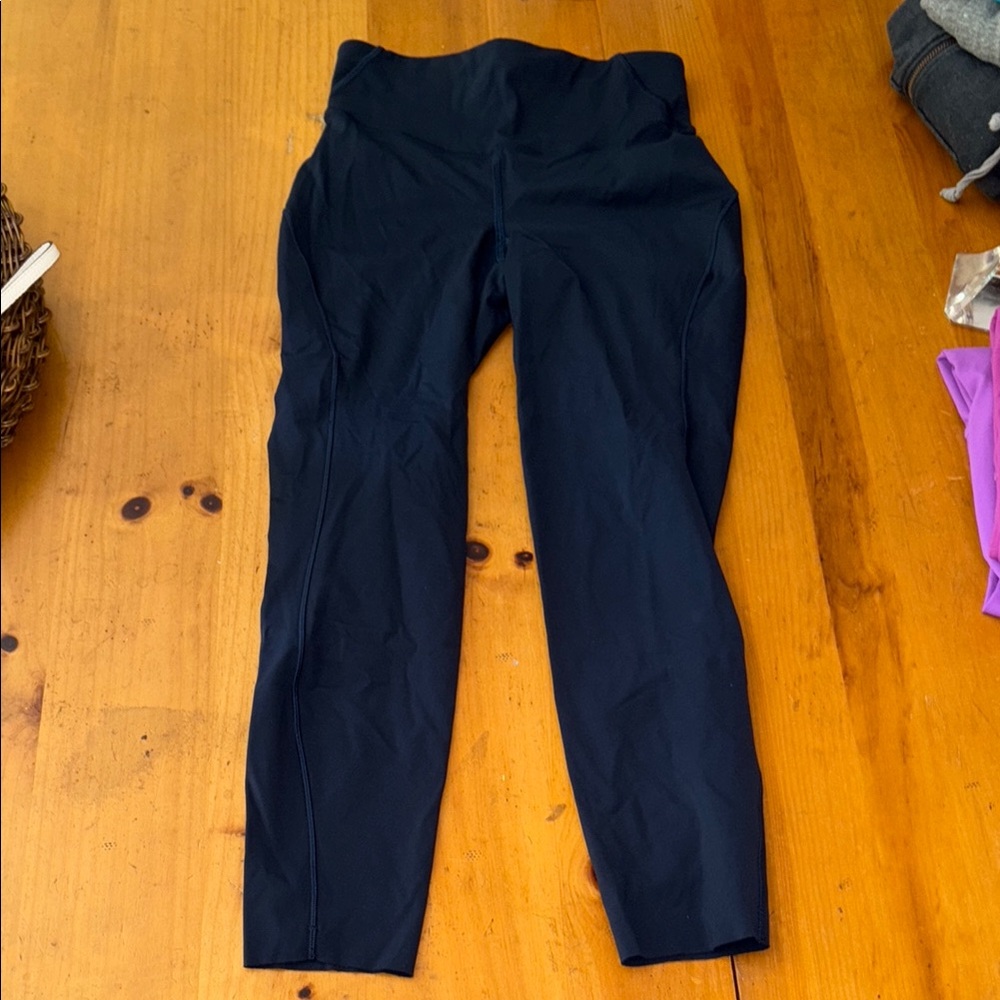 Navy Lululemon Women’s cropped leggings